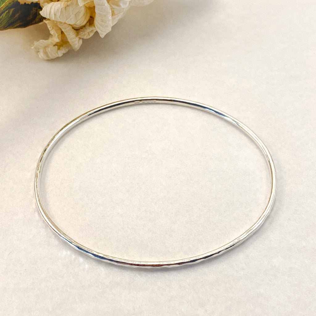 Sophie Thomas Jewellery - Sterling Silver Oval Bangle 2mm - Hammered - Nosek's Just Gems
